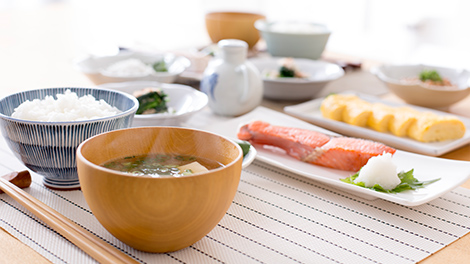 日本の朝の食卓