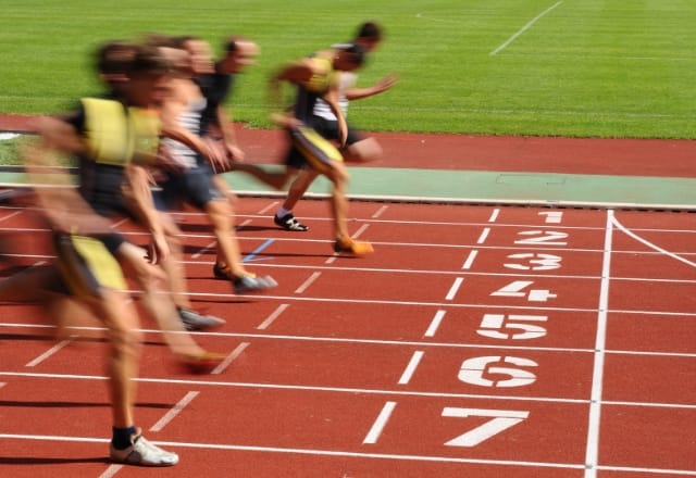 陸上選手が走っている姿