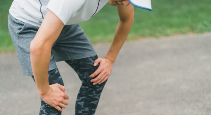 ランニング後に息を整える男性