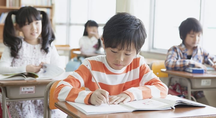 教室でノートを取る小学生の男の子